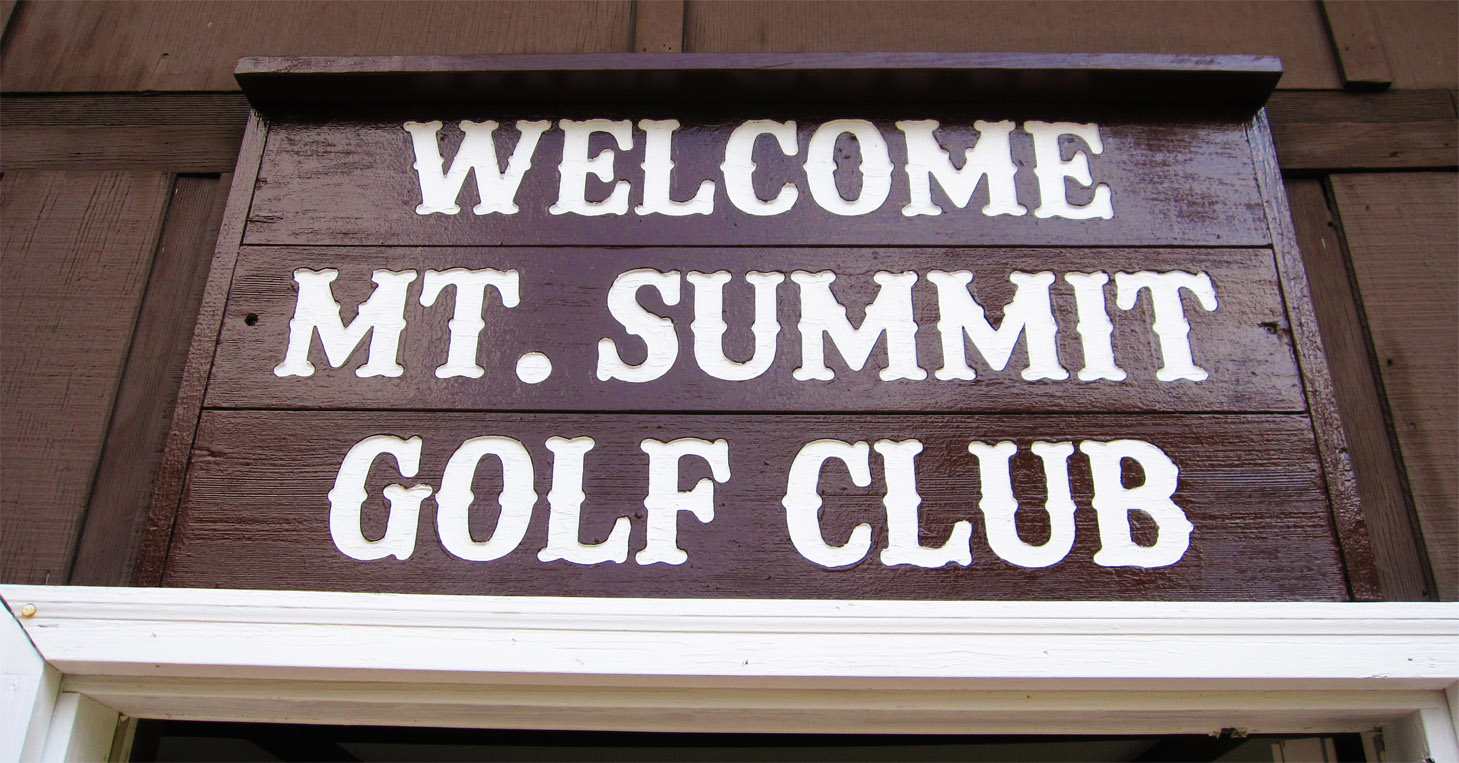 Summit Inn’s mountaintop golf course welcome sign