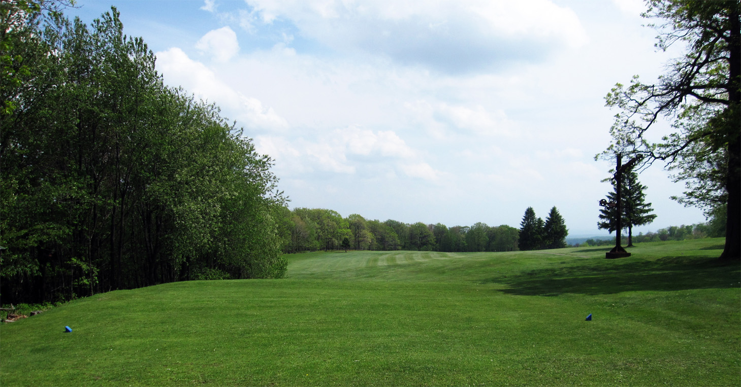 Summit Inn’s mountaintop golf course view from tee