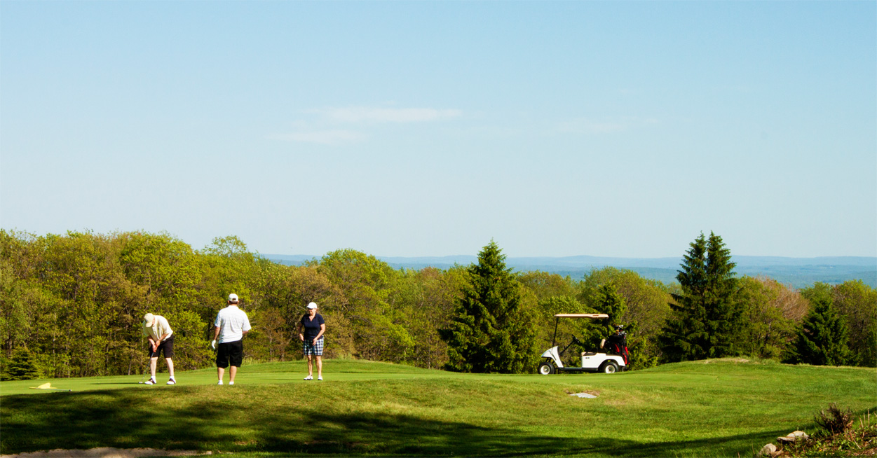 Summit Inn’s mountaintop golf course view of golfers on green